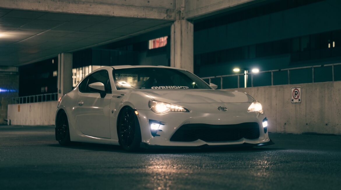25 prompts para simular faróis de xenônio e LED no Gemini usando a foto do seu carro. 4300K, 6000K, LED branco e angel eye. Copie e cole.