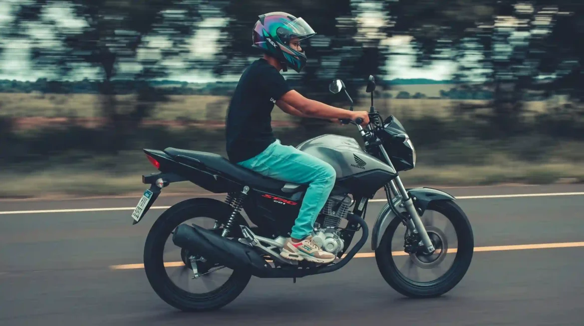 Veja como criar fotos cinematográficas de moto na estrada com Gemini. Confira prompts para simular viagens épicas, paisagens impressionantes e cenas com estilo de cinema.
