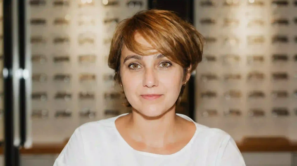 25 prompts para simular lentes de contato de várias cores no Gemini e se ver sem óculos usando sua foto. Mel, verde, azul, violeta e mais. Copie e cole.