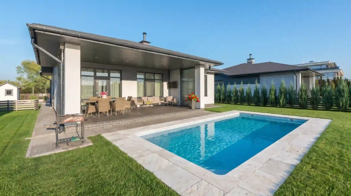 30 prompts para simular piscina no quintal no Gemini usando a foto do espaço vazio. Retangular, orgânica, infinity e mais. Veja antes de construir.