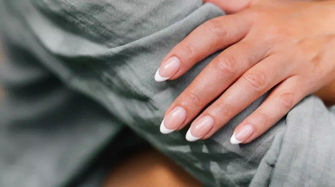 30 comandos em inglês para simular nail art no Gemini usando a foto da sua mão. Francesinha, cromada, floral, mármore e mais. Copie e cole.